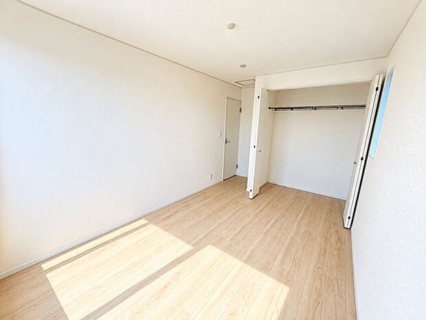 陽当たりの良い明るい洋室。クローゼット付きで、衣類や荷物もすっきり収納できます。