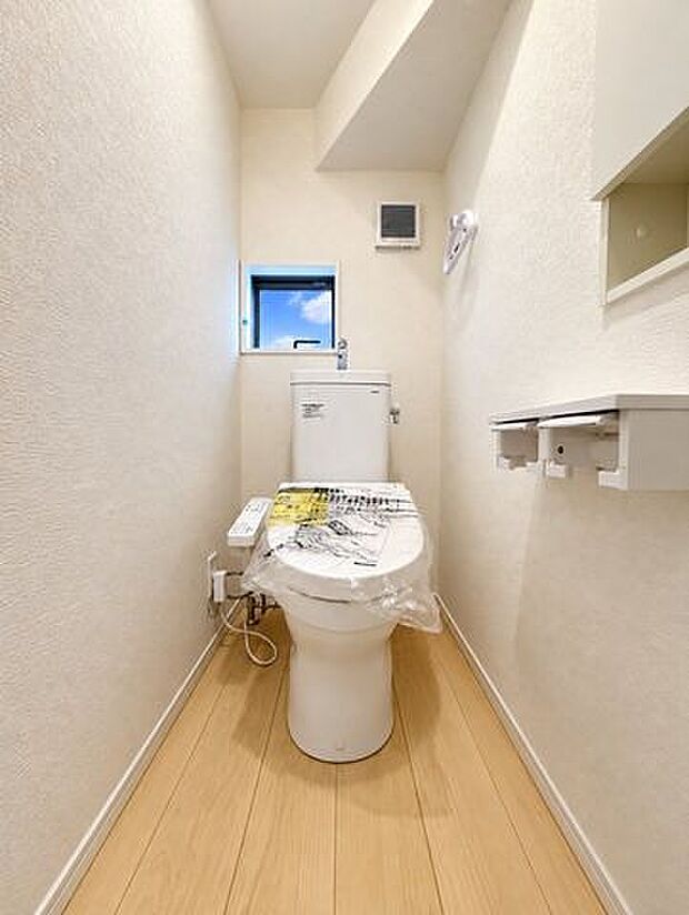 温水洗浄便座付きのトイレ。窓が設けられており、自然光を取り込める明るく快適な空間です。