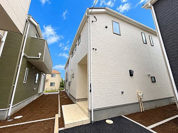 建物脇には駐車スペースを確保。玄関までのアプローチもすっきりと整っています。