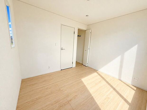 自然光が室内を明るく包み込む洋室。シンプルな内装で、家具のコーディネートも自在です。