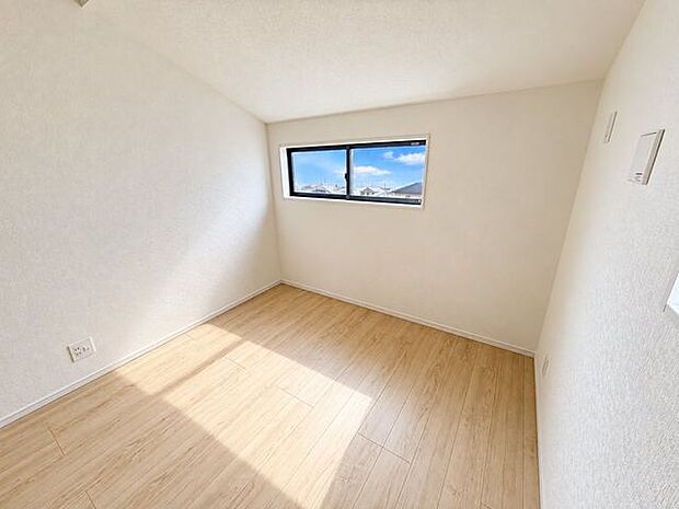 落ち着いた色合いの室内は、家具の配置もしやすく、お好みの空間づくりを楽しめます。