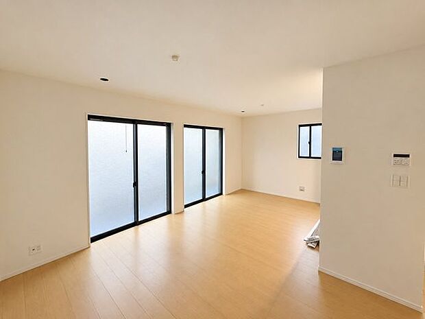 開放感あふれるLDK。明るい木目調のフローリングが、温かみのある住空間を演出します。