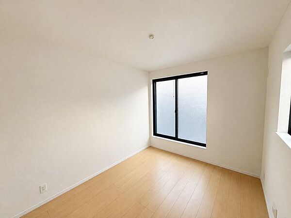大きな窓から自然光が差し込む明るい空間。シンプルな内装で、家具の配置もしやすいお部屋です。