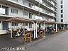 駐車場：屋根付きの駐輪場を備えており、自転車を雨風から守りやすいのが嬉しいポイント。複数の自転車が置かれており、日常の移動にも便利な共用スペースです。