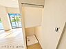 室内：洗濯機置き場を室内に確保しているため、天候を気にせず洗濯できるのが嬉しいポイント。毎日の家事をスムーズにこなせる、暮らしに便利な設備です。