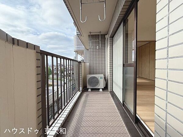 開放感のあるバルコニーは、洗濯物を干すスペースとしても活用しやすい広さを確保。物干し金具も備わっており、毎日の洗濯を快適にサポートします。