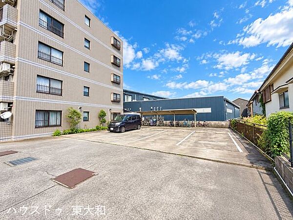 敷地内には駐車場を備えており、日常の車利用にも便利。区画が整然と配置され、建物まわりもすっきりとした開放感のある共用スペースです。