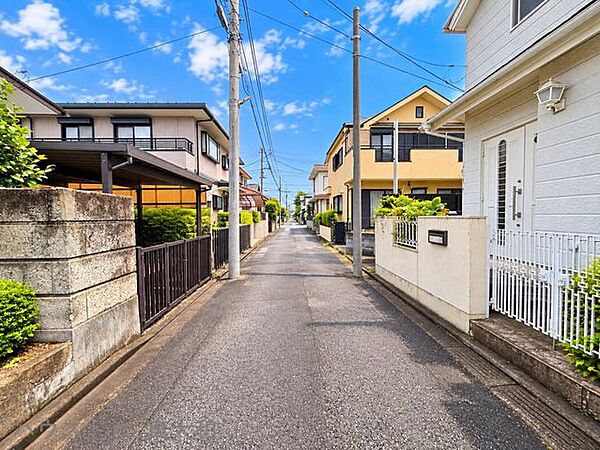 前面道路から建物全体を見渡せる一枚。周辺の住宅との距離感や街並みもご確認いただけます。