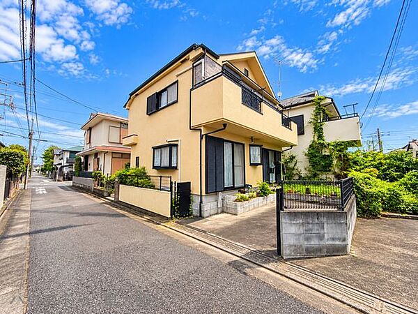 建物の外観から敷地の広がりまで確認できる写真。住まいの全体像をじっくりご覧いただけます。