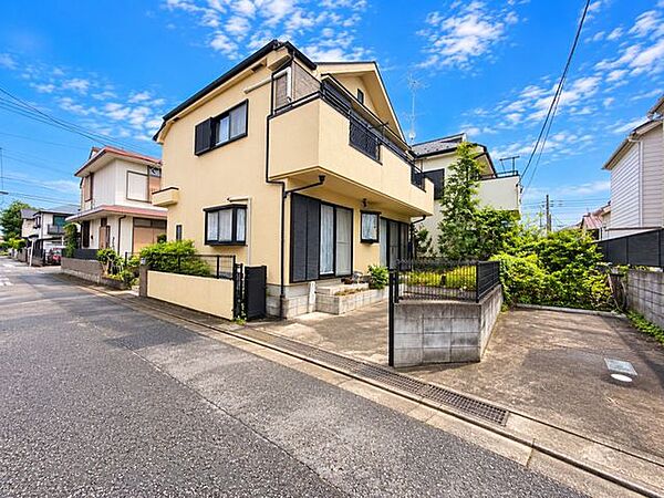建物の正面と側面を一度に確認できる外観。バルコニーや窓の配置など、細部もご覧いただけます。