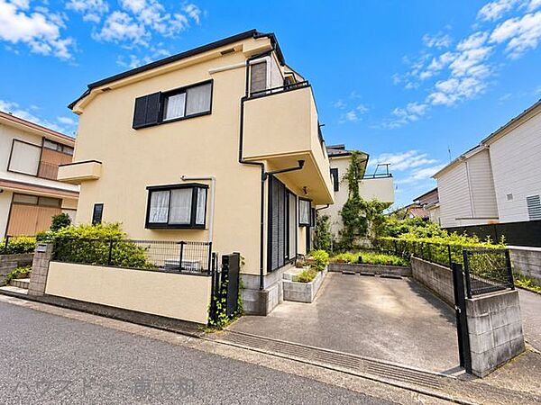 ゆとりを感じる敷地と明るい外観が魅力。建物のデザインや敷地の形状を確認できる一枚です。