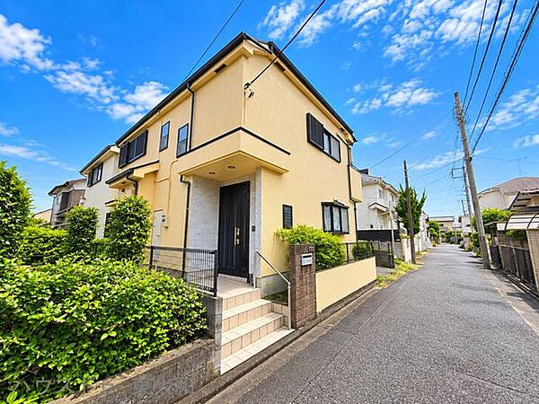 斜めから見ることで建物の立体感が際立つ外観。敷地の広がりと建物の配置もご確認いただけます。