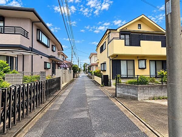 前面道路と周辺の街並みを一望。現地での建物の見え方や道路との位置関係が分かります。