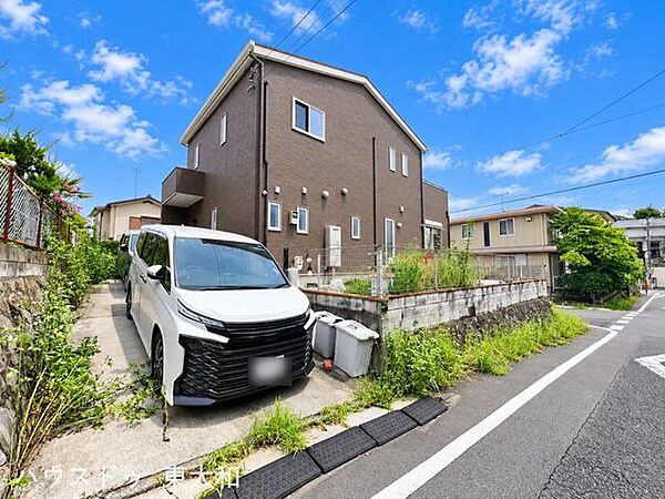 ゆとりある敷地に建つ落ち着いた佇まいが魅力の中古戸建。建物まわりには緑も多く、穏やかな住環境を感じられます。