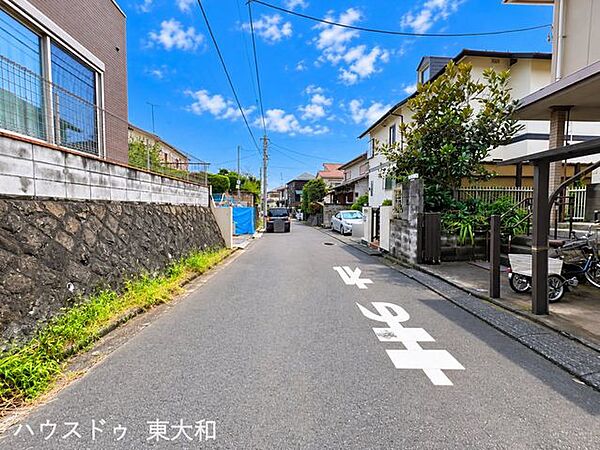住宅街の中に整備された道路が通り、落ち着いた街並みが広がります。周辺には緑も多く、穏やかな住環境を感じられます。