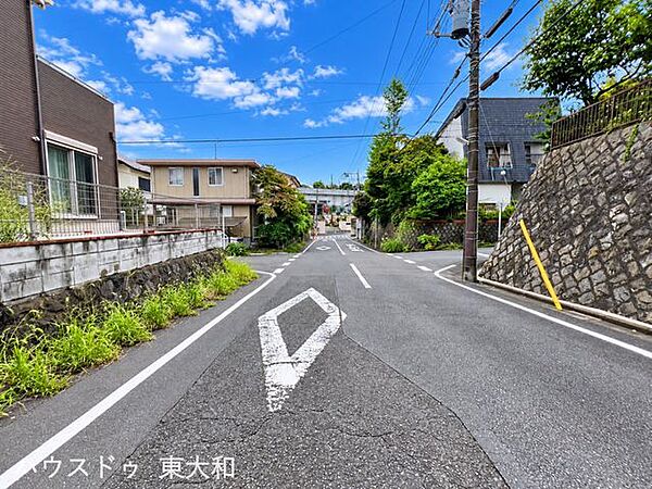 建物前から続く道路は見通しがあり、周囲には戸建住宅が建ち並ぶ閑静な住宅街。落ち着いて暮らせる環境が魅力です。