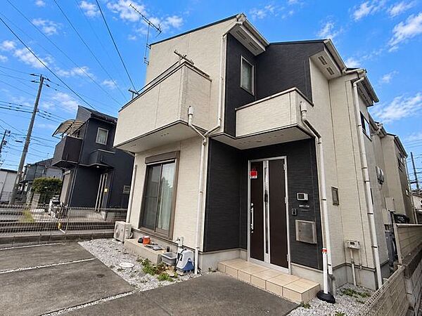 玄関まわりまで丁寧に整えられた住まい。白を基調とした外壁にブラックのアクセントが映え、落ち着いた雰囲気を演出しています。