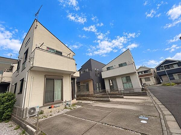 南側から陽光を取り込みやすい立地が魅力。18帖の広々LDKを備え、明るく開放的な暮らしが期待できます。