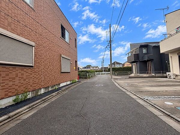 前面道路は見通しが良く、敷地への出入りもしやすい印象。周辺の街並みも確認できる現地写真です。