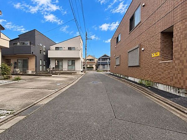 住まいの前面にはゆとりある道路空間が広がります。現地周辺の道路状況や街並みを写真でご確認いただけます。
