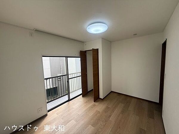 約6帖の洋室は、2面採光で明るく開放感のある空間。コンパクトながら収納も備えており、寝室や子ども部屋など、ライフスタイルに合わせて使いやすいお部屋です。