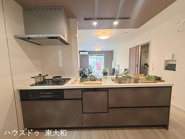 家族との会話を楽しみながら料理ができる対面式キッチン。広々としたカウンターとシンクを備え、LDK全体を見渡せるため、家事をしながら家族の様子を見守れます。