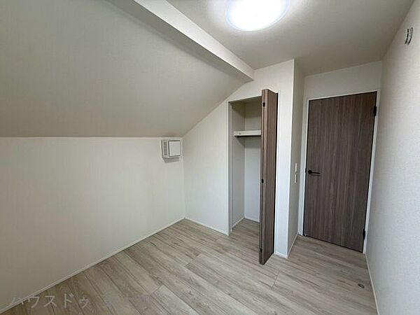 コンパクトながら収納を備えた4.5帖の洋室。屋根形状を活かした落ち着きのある空間は、まるで秘密基地のような居心地。子ども部屋や書斎など、使い方はいろいろです。
