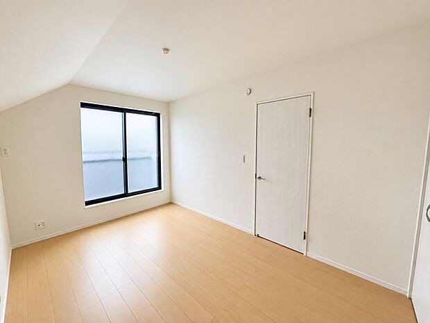 自然光が差し込む明るい洋室。子供部屋はもちろん、書斎や趣味の部屋としても活用できます。