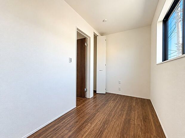 明るくシンプルな洋室は、お子様のお部屋や書斎にもぴったり。家具の配置もしやすい空間です。