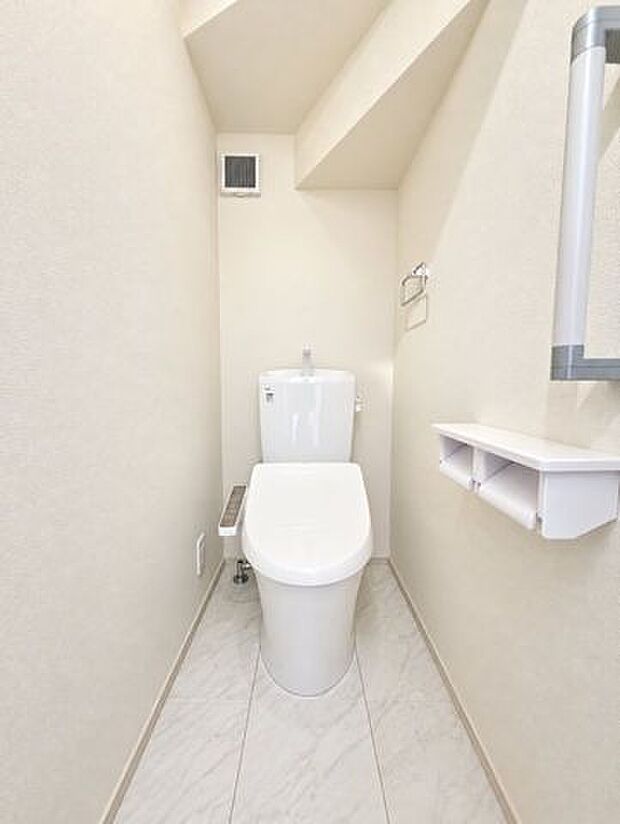 清潔感あふれる明るいトイレ。温水洗浄便座付きで、毎日気持ちよくお使いいただけます。