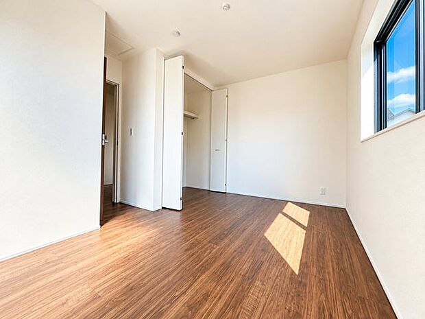 クローゼットを備えた使い勝手のよい洋室。衣類や身の回りの物を収納して、居住スペースを有効活用できます。
