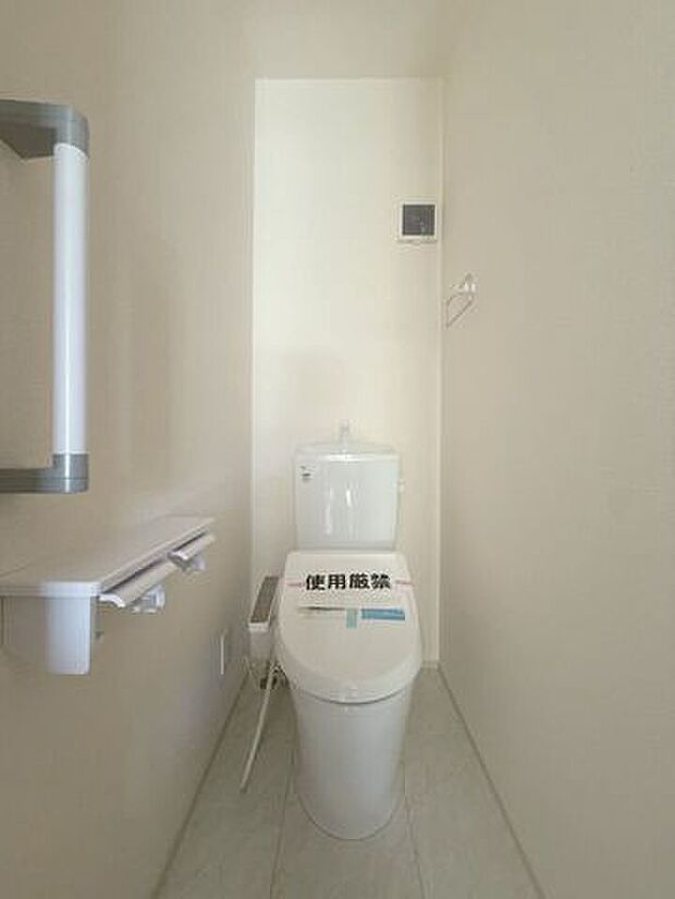 清潔感のある落ち着いたトイレ空間。温水洗浄便座を備え、毎日快適に使えるのが魅力です。シンプルですっきりとした設計で、お手入れもしやすく、清潔な空間を保てます。