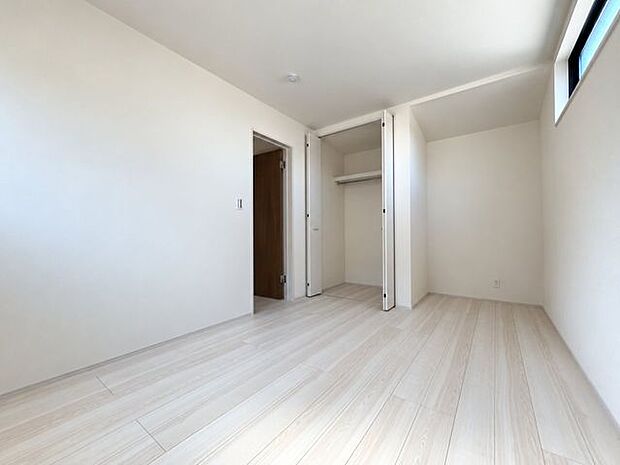 収納付きで居住空間を広く使える洋室。明るい木目調の床とシンプルな内装が魅力です。ベッドやデスクを置いても、自分好みの落ち着ける空間をつくれます。