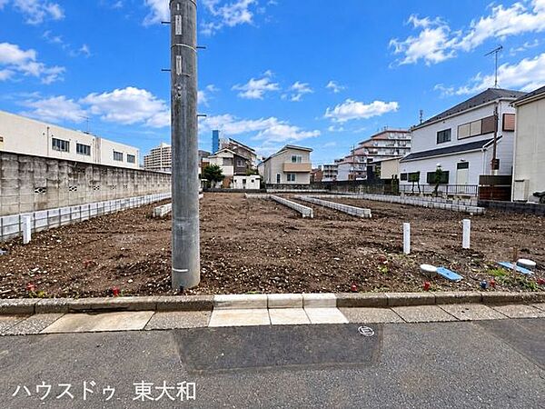 西側約3.65～3.81ｍの公道に面した分譲地。前面道路から敷地の奥まで見渡せ、各区画の位置関係や街並みを確認できます。