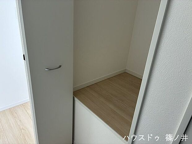 お掃除道具などの収納に便利