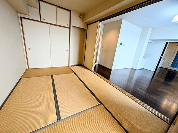 約6畳の和室＋押入。反対の窓側は障子を挟んでコンサバトリーになっています。