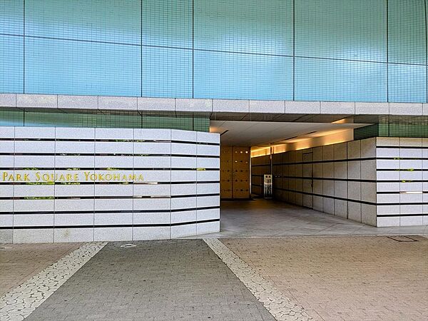 マンションのメインエントランス。建物１階のスーパーあおばなどに並んで設置されています。