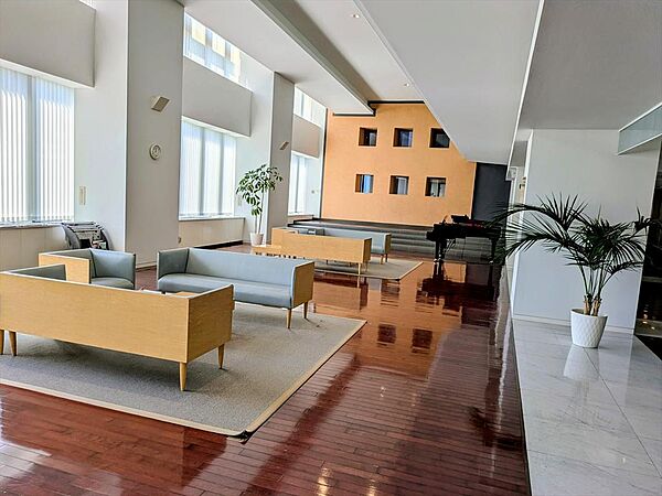 マンション内にはコンシェルジュカウンターやラウンジ、売店、ゲストルーム等の充実した共用施設が設けられています。