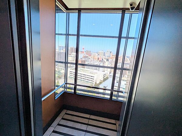 大きな建物内には各所にエレベーターを設置。その内１台は景色を見渡す展望エレベーターです。