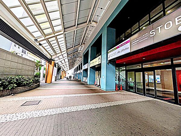 建物の前には大屋根が掛けられており、雨の日も石川町駅まで傘不要でらくらくアクセスが可能です。