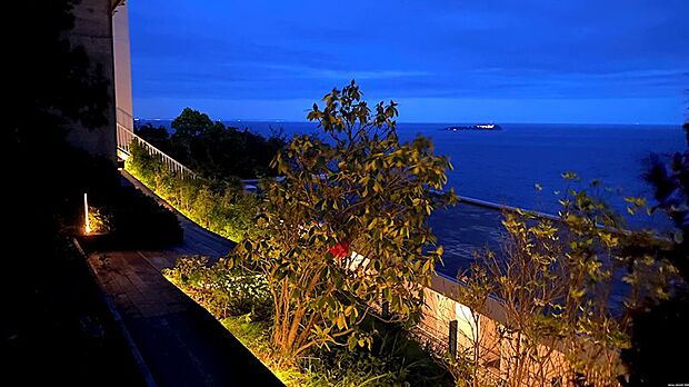 夕方から夜にかけての相模湾や初島も美しく、飽くことのない景色に魅了されます。