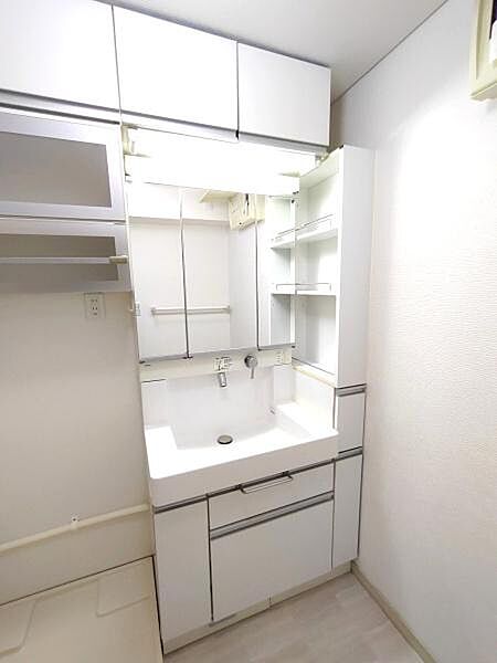 収納豊富な化粧洗面台
