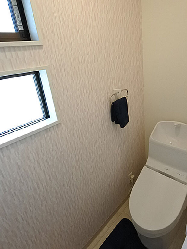【施工例】毎日使うトイレはあえてシンプルなデザインに仕上げました。窓を２つにすることで、より明るい空間にしました。