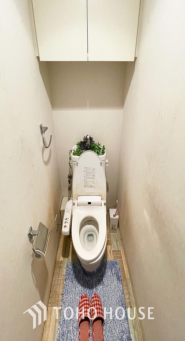 「温水洗浄便座付きトイレ」トイレは快適な温水洗浄便座付です。清潔感のあるホワイトで統一されています。