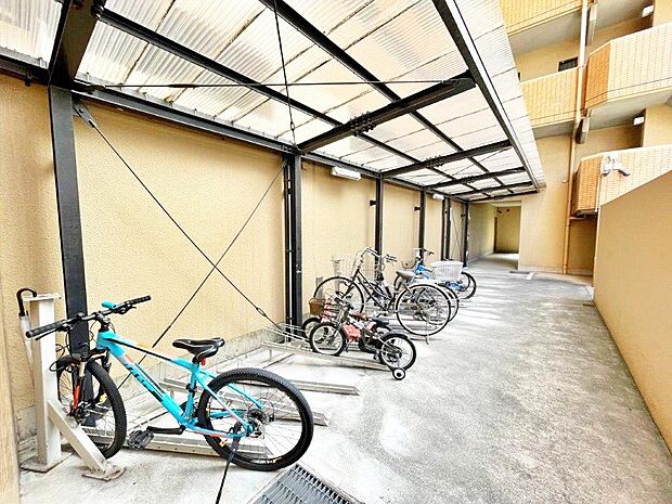 近隣に商業施設が揃っているので自転車やバイクがあれば便利です。　