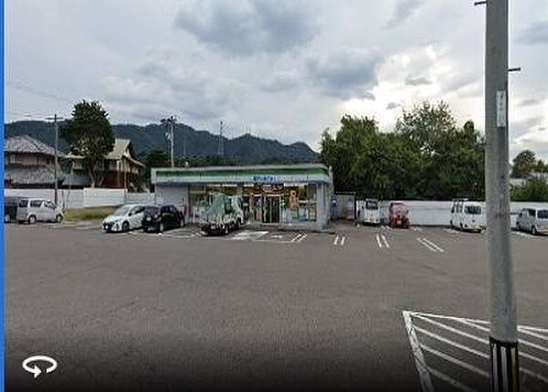 ファミリーマート関西田原店 180m