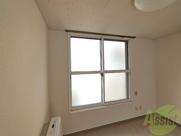 画像25:寝室の窓です。すりガラスなので室内の様子が見づらくいます