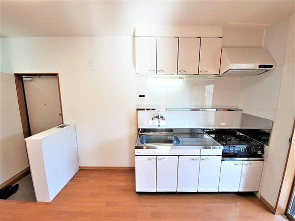 画像16:キッチン収納も充実しております。横には冷蔵庫スペースがあります。