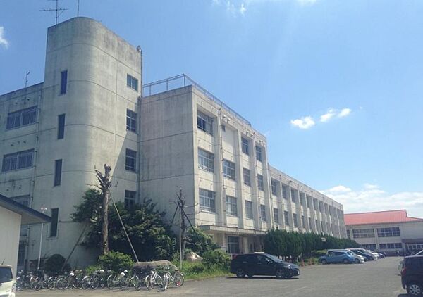 中間南中学校、1000m、徒歩13分。