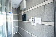 ご帰宅時、ご来客時はこちらの操作盤にてエントランスドアの開閉操作を行います　